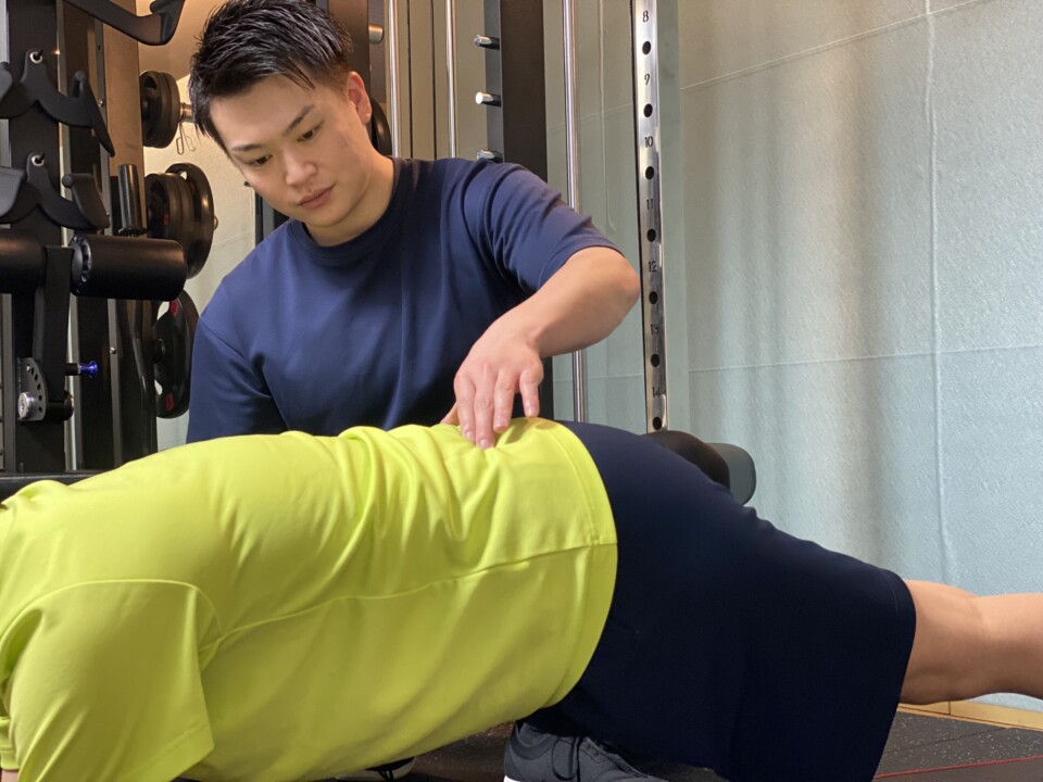 浅草橋・蔵前店でパーソナルトレーニング指導をする谷澤直紀トレーナー